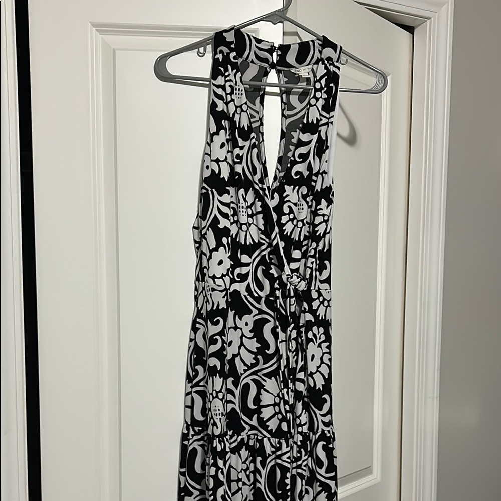 Elegant Black and White Sleeveless Dress